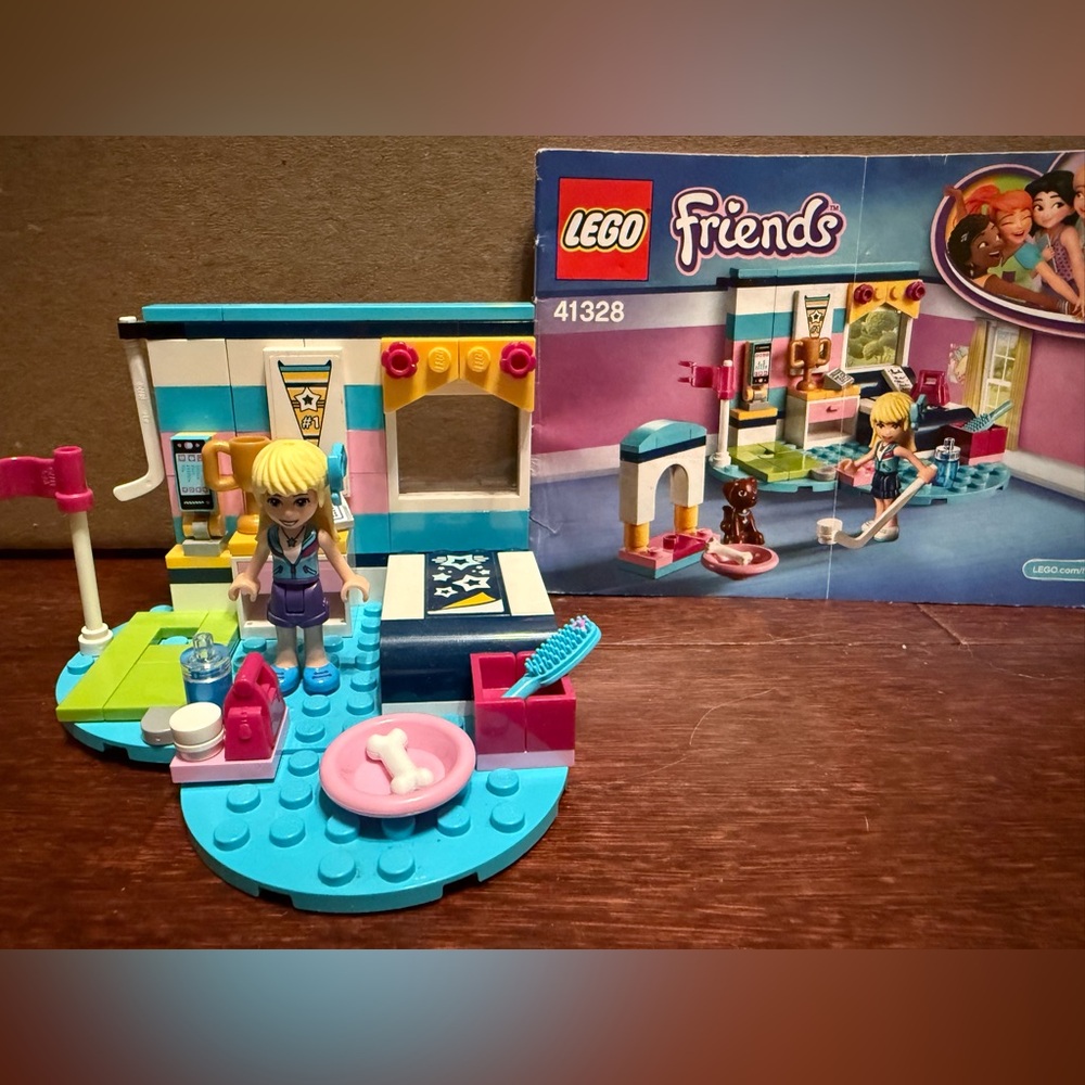 LEGO Friends Stephanie’s bedroom 41328
